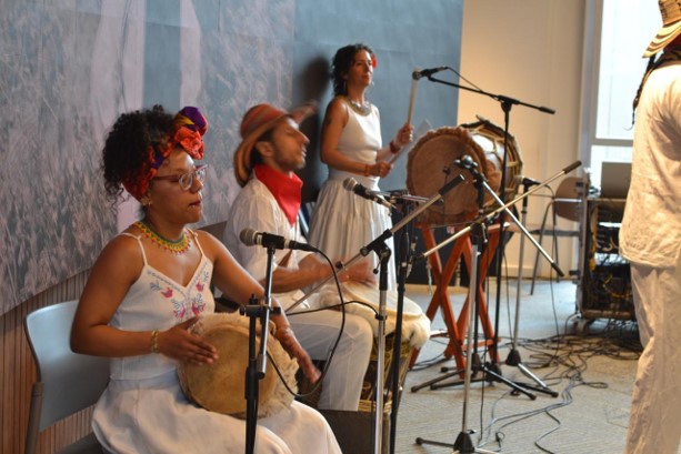 Montevideo, 17 de julio de 2026. La Embajada de Colombia en Uruguay, en el marco de la Iniciativa de Diplomacia Cultural del Ministerio de Relaciones Exteriores, desarrolló una agenda cultural con el colectivo musical La Zona Gaitera, integrada por un taller de gaita colombiana y un concierto, con el propósito de fortalecer el intercambio cultural entre Colombia y Uruguay y destacar los vínculos históricos que unen a ambos países a través de sus tradiciones afrodescendientes. El 16 de julio, la Casa de la