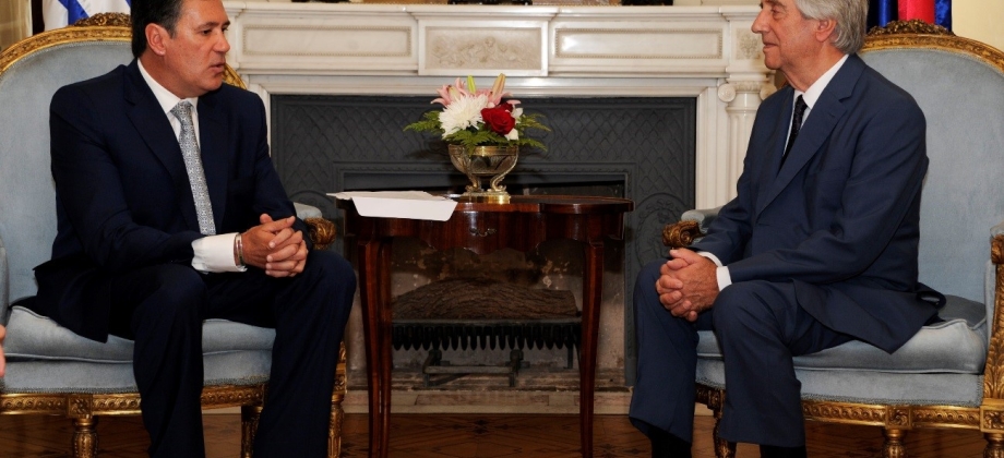 El Embajador de Colombia en Uruguay presentó cartas credenciales al Presidente 