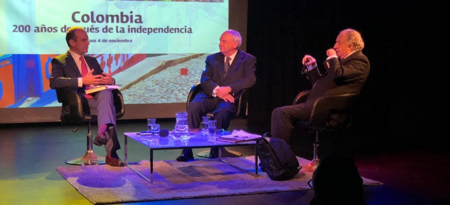 Los profesores colombianos, Fernando Cepeda y Andrés Molano, visitaron Uruguay en el marco de la gira académica del Bicentenario de la Independencia