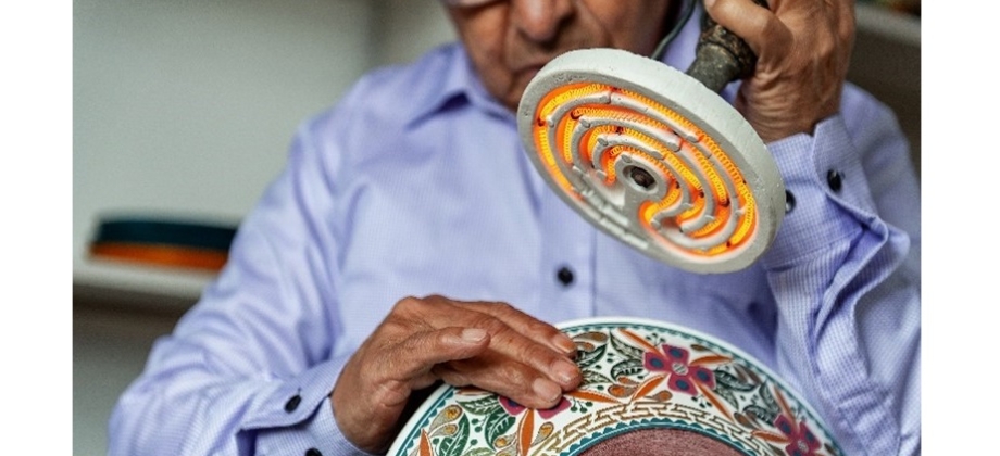 La técnica artesanal del barniz de Pasto declarado patrimonio cultural inmaterial de la humanidad llegó a Uruguay